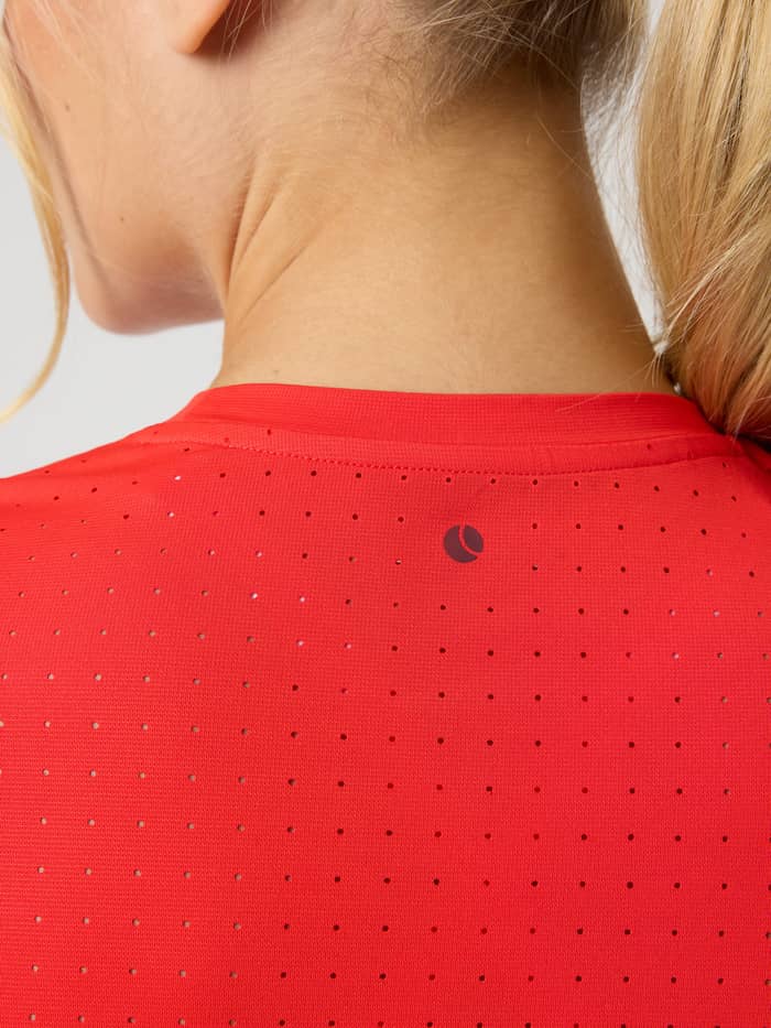 Borg Performance Perforated T-Shirt in Flame Scarlet (Rood), achterkant met geperforeerde runningstof en rood tennislogo. - Image 4