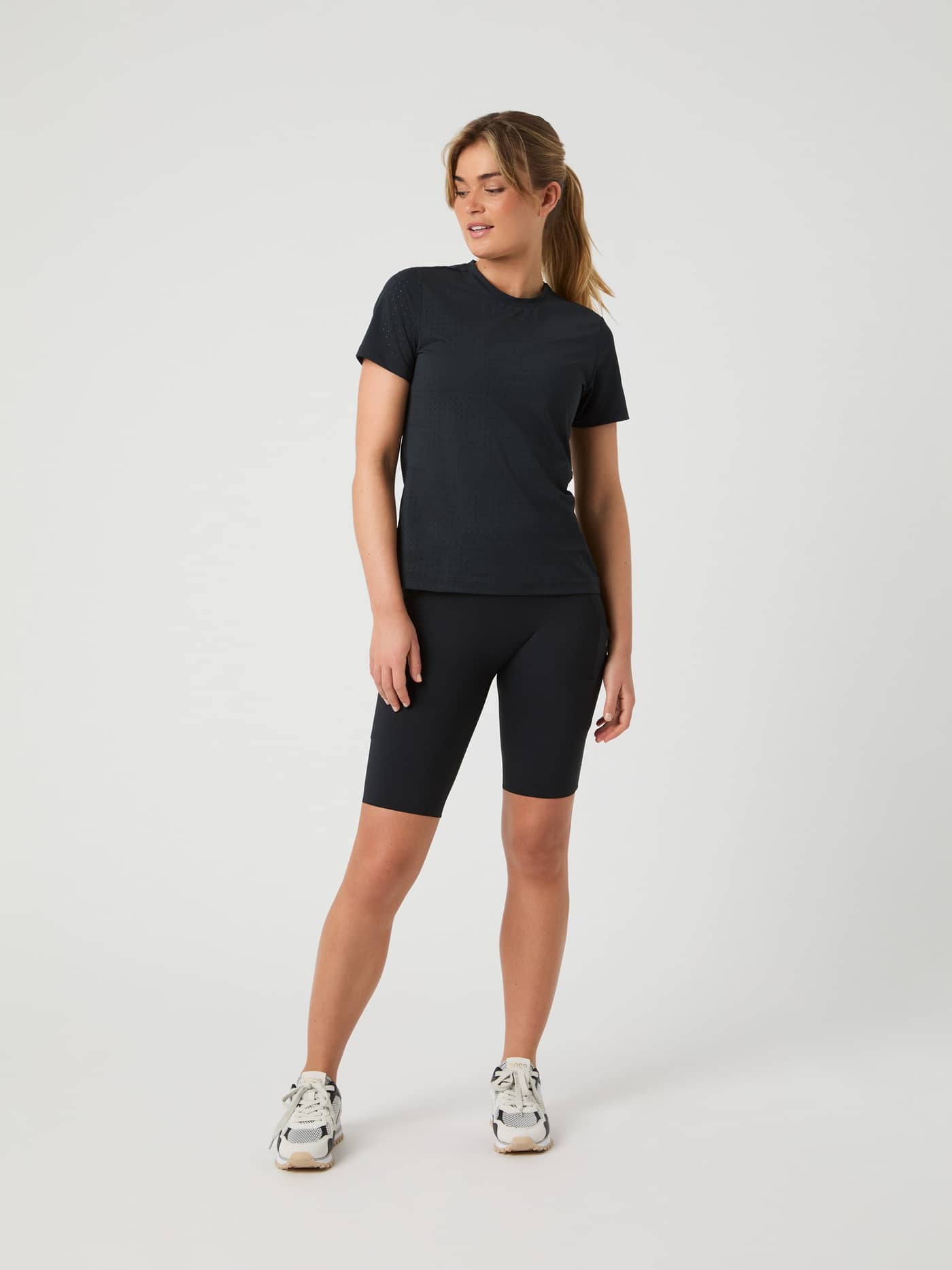 Borg Performance Perforated T-Shirt in Black Beauty (Zwart) met een normale pasvorm en een wit logo voor hardlopen. - Image 3