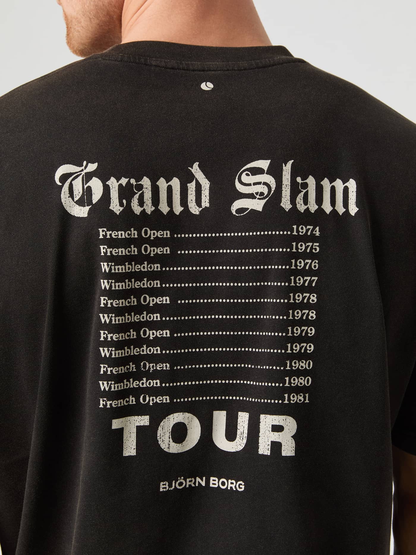 Ace Oversized T-Shirt i Black Beauty (Sort) set bagfra med et vintage tennisinspireret tourprint på ryggen. - Image 1