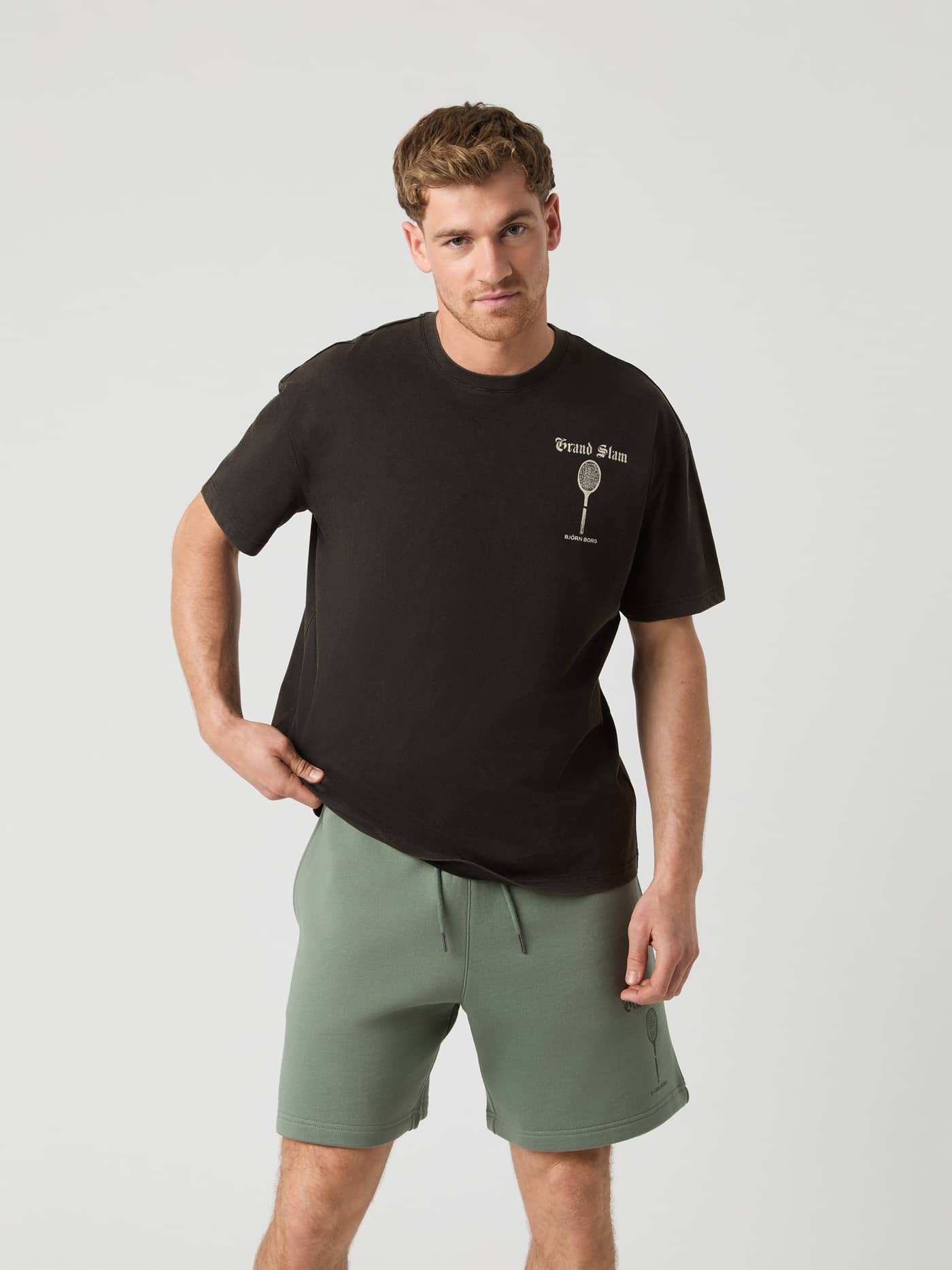 Ace Oversized T-Shirt i Black Beauty (Sort) set forfra med et tennislogo og en løs pasform i bomuldsblanding. - Image 3