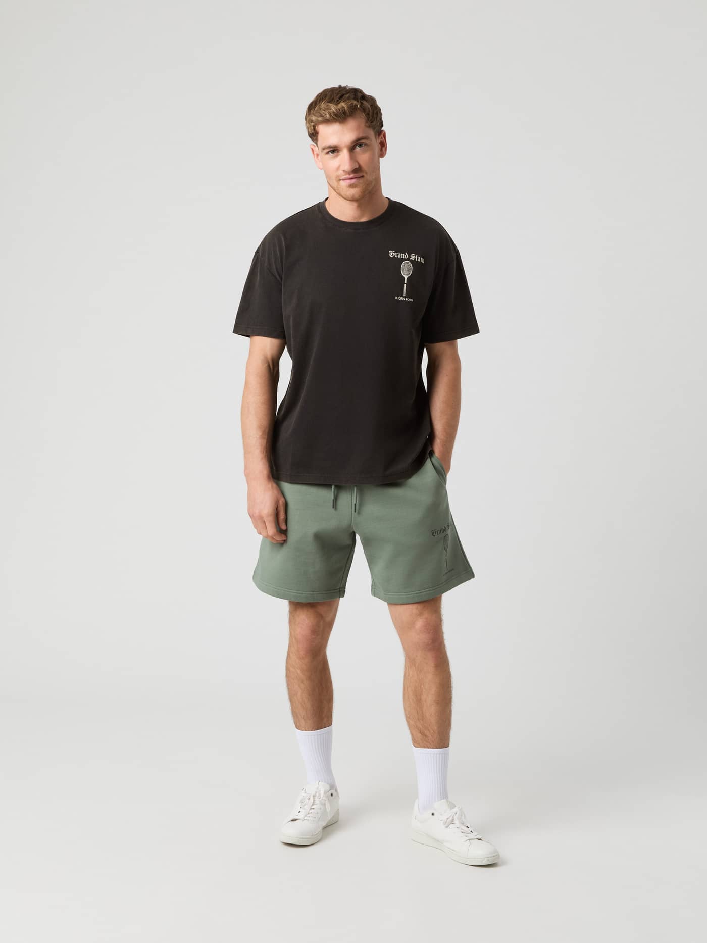 Ace Oversized T-Shirt i Black Beauty (Sort) set forfra med et hvidt tennislogo i en blød bomuldsblanding til tennis. - Image 5