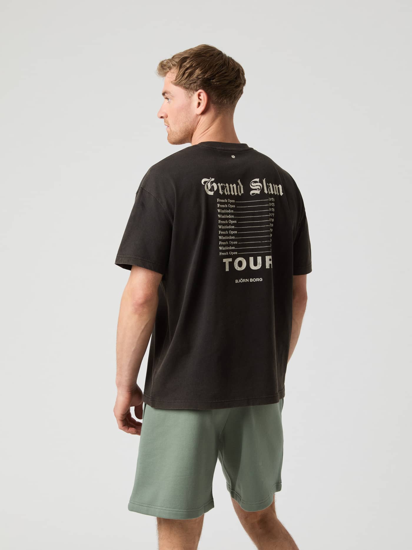 Ace Oversized T-Shirt i Black Beauty (Sort) set bagfra med et vintage tour-print til tennis. - Image 4