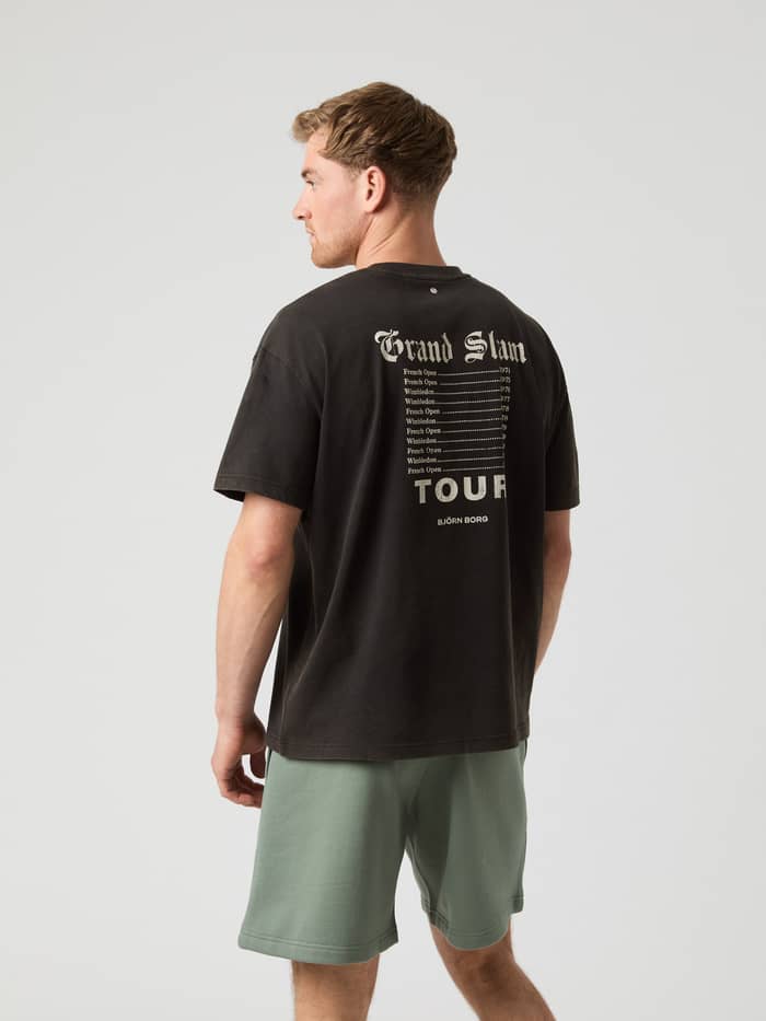 Ace Oversized T-Shirt i Black Beauty (Sort) set bagfra med et vintage tour-print til tennis.