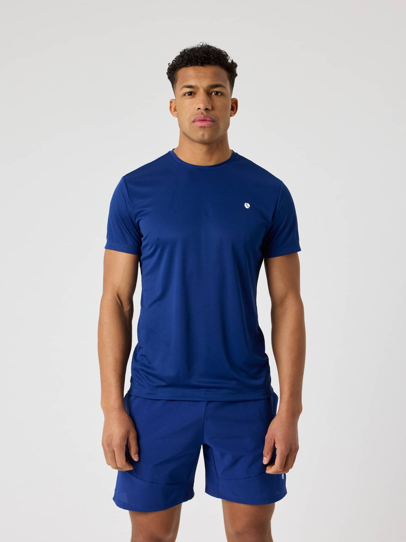 Björn Borg Ace Light T-Shirt in Blue Depths (Blauw), een ademend tennis T-shirt voor heren in vooraanzicht. - Image 1