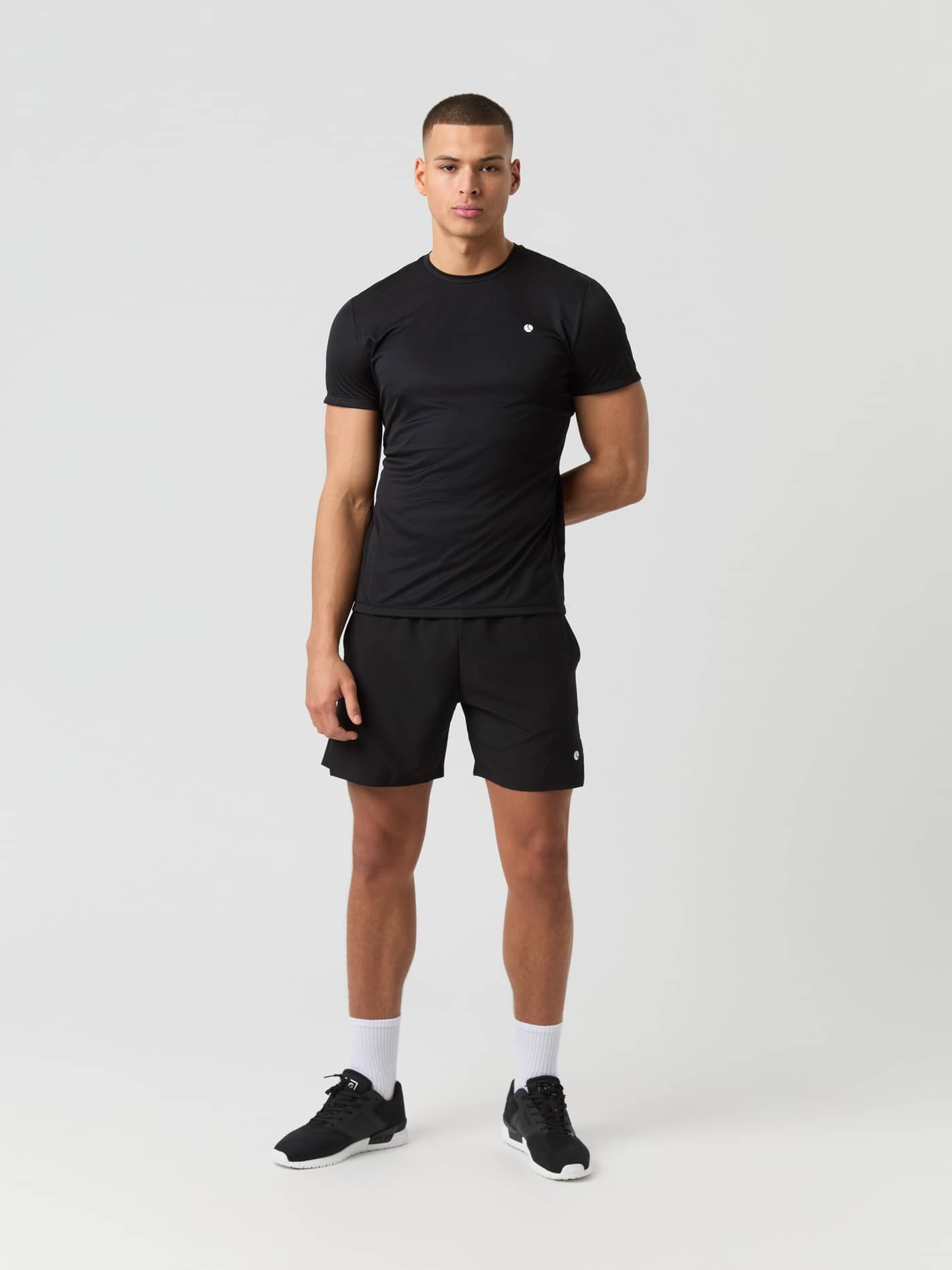 Vista frontal de un modelo con la Ace Light T-Shirt en Black Beauty (Negro) para jugar a tenis con estilo y rendimiento. - Image 3