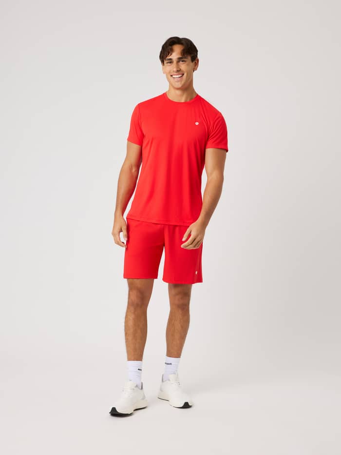 Ganzkörper-Vorderansicht des Ace Light T-Shirt in Flame Scarlet (Rot) für eine Performance-Tennis-Passform. - Image 3