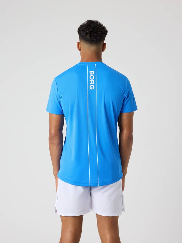 Rückansicht eines Models im Björn Borg Ace Light T-Shirt in Palace Blue (Blau) mit weißem Logo und Court-Linien für Tennis. - Image 2