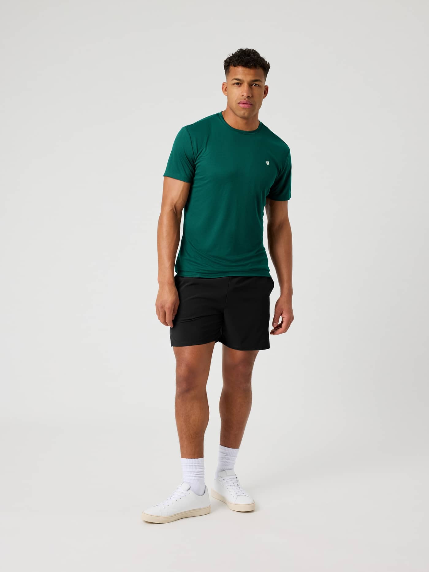 Vista frontal de un hombre con la Ace Light T-Shirt en Posy Green (Verde) para tenis con estilo y rendimiento. - Image 3