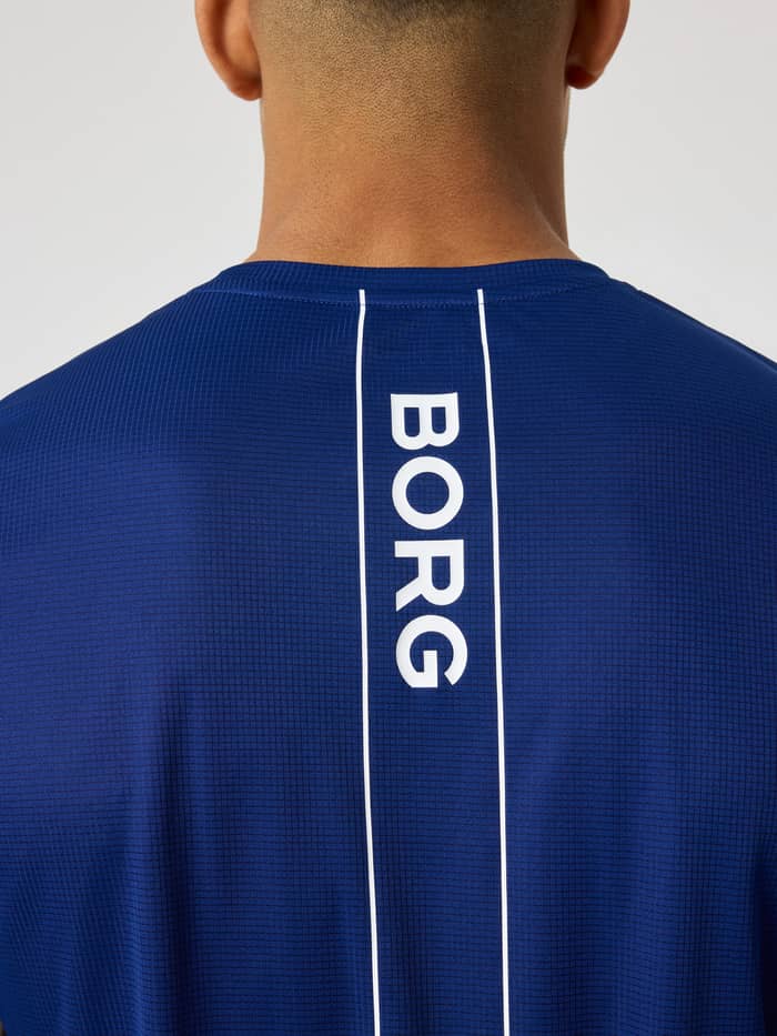 Ace Light T-Shirt i Blue Depths (Blå) set bagfra i nærbillede med hvid BORG-logostribe til tennisperformance.