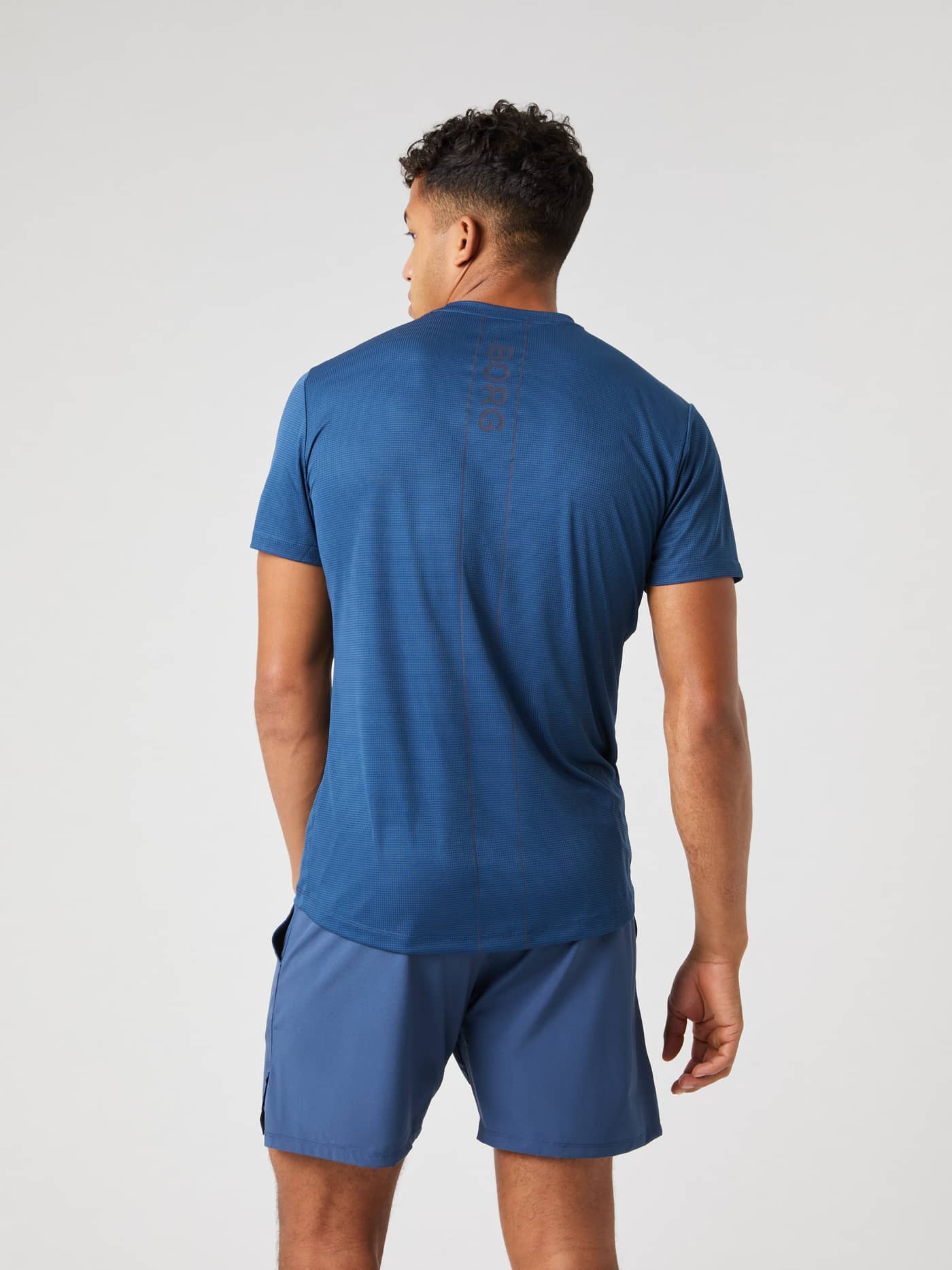 Rückansicht des Ace Light T-Shirt in Sargasso Sea (Blau), funktionales Tennisshirt mit dunklem Logo für Herren. - Image 2