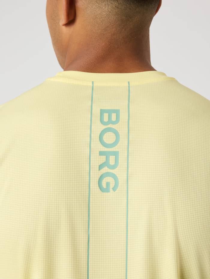 Nahaufnahme der Rückansicht des Ace Light T-Shirt in Lemonade (Gelb) mit petrolblauem BORG-Logo für Tennis. - Image 4