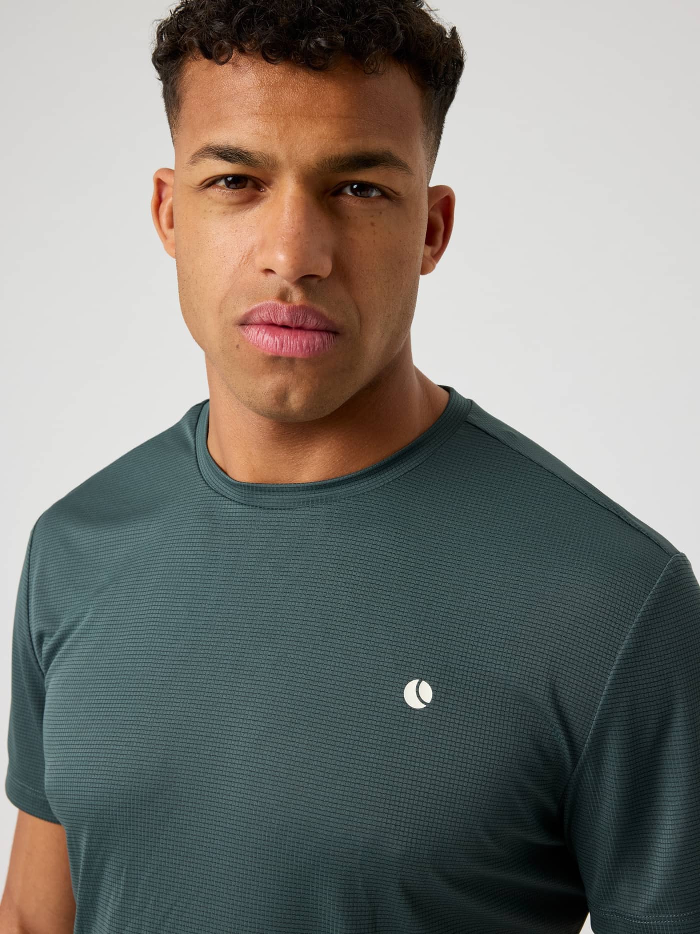 Ace Light T-Shirt i Urban Chic (Grøn) set forfra, ideel til åndbar performance og stil til tennis. - Image 5