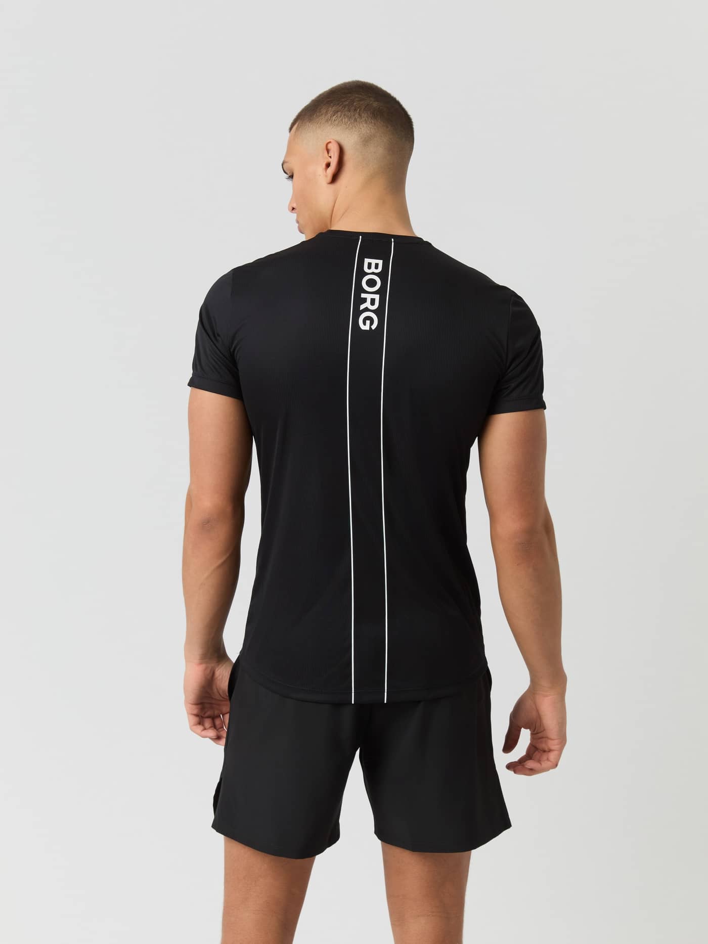 Vista posterior de la Ace Light T-Shirt en Black Beauty (Negro) con franja de logotipo BORG blanco para tenis. - Image 2
