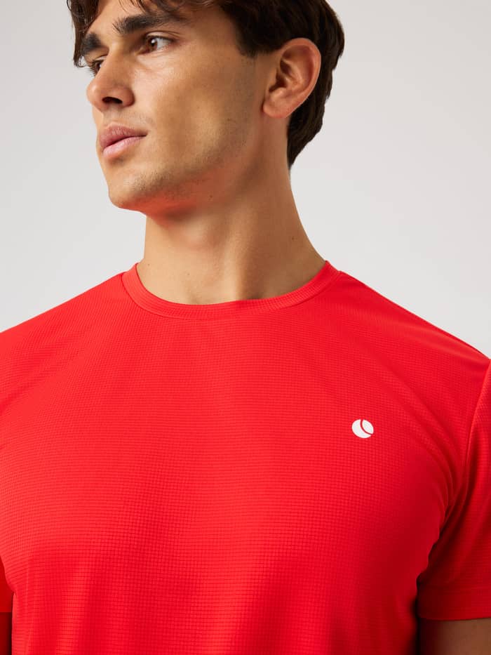 Nahaufnahme des Ace Light T-Shirt in Flame Scarlet (Rot) mit weißem Logo und atmungsaktivem Funktionsgewebe für Tennis. - Image 5