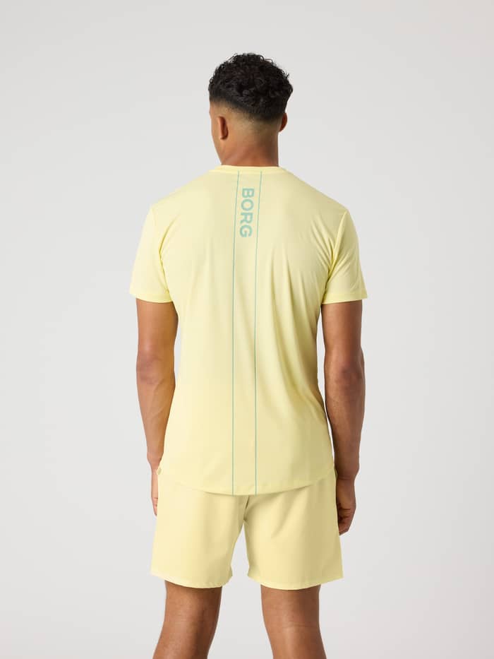Rückansicht eines Mannes im Ace Light T-Shirt in Lemonade (Gelb) mit BORG-Logostreifen für Tennis. - Image 2