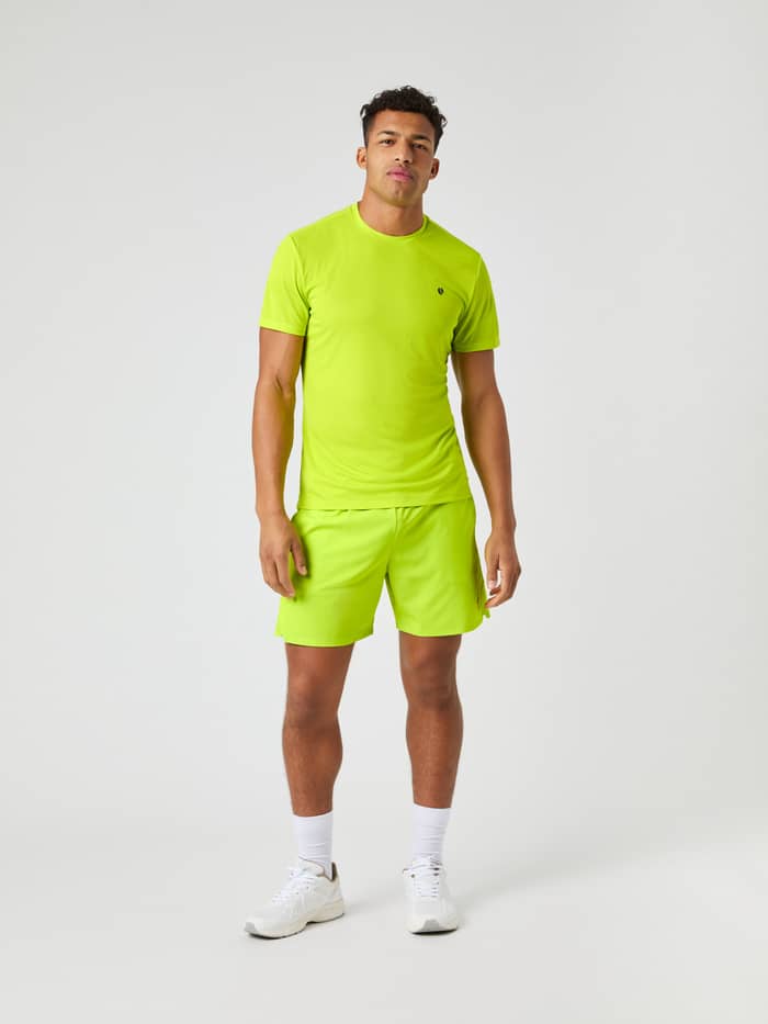 Ace Light T-Shirt i Acid Lime (Grøn) set forfra på en model med matchende shorts til performance på tennisbanen. - Image 3