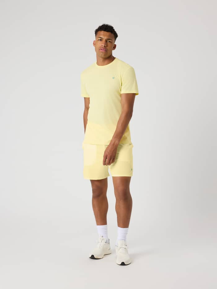 Ganzkörper-Vorderansicht eines Models im Björn Borg Ace Light T-Shirt in Lemonade (Gelb) für Tennis. - Image 3