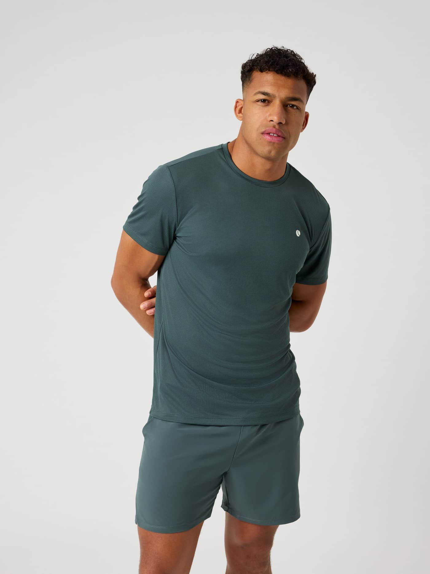 Ace Light T-Shirt i Urban Chic (Grøn) set forfra på en mand, ideel til tennis med et let performance-materiale. - Image 1