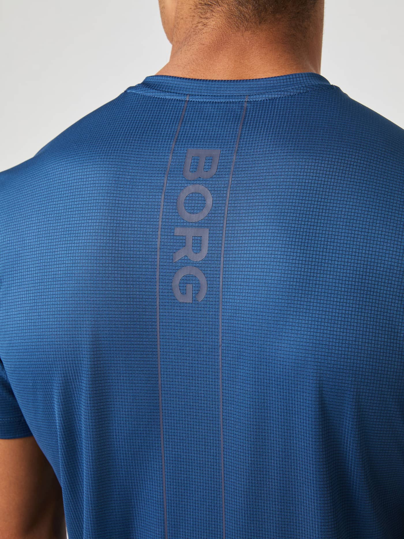Rückseite des Ace Light T-Shirt für Herren in Sargasso Sea (Blau) mit vertikalem BORG-Logostreifen für Tennis. - Image 4