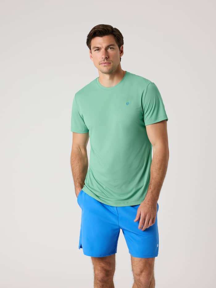 Vorderansicht eines Mannes im Björn Borg Ace Light T-Shirt in Malachite Green (Grün), ein atmungsaktives Tennis-Top.