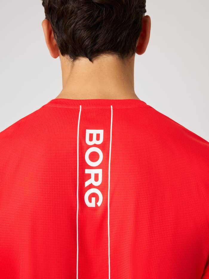 Nahaufnahme der Rückansicht des Ace Light T-Shirt in Flame Scarlet (Rot) mit weißem Borg-Logo für Tennis. - Image 4