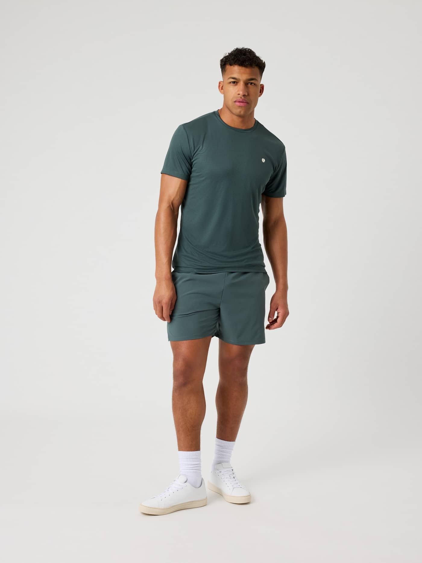 Ace Light T-Shirt i Urban Chic (Grøn) set forfra i fuld figur på en mand, ideel til performance og tennis. - Image 3