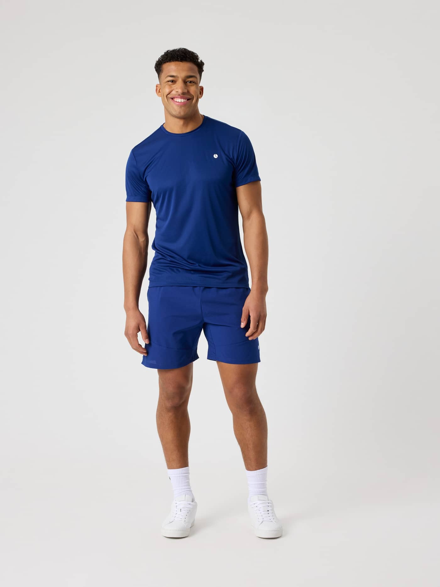 Ace Light T-Shirt i Blue Depths (Blå) set forfra i fuld figur, en åndbar tennis-T-shirt til mænd. - Image 3