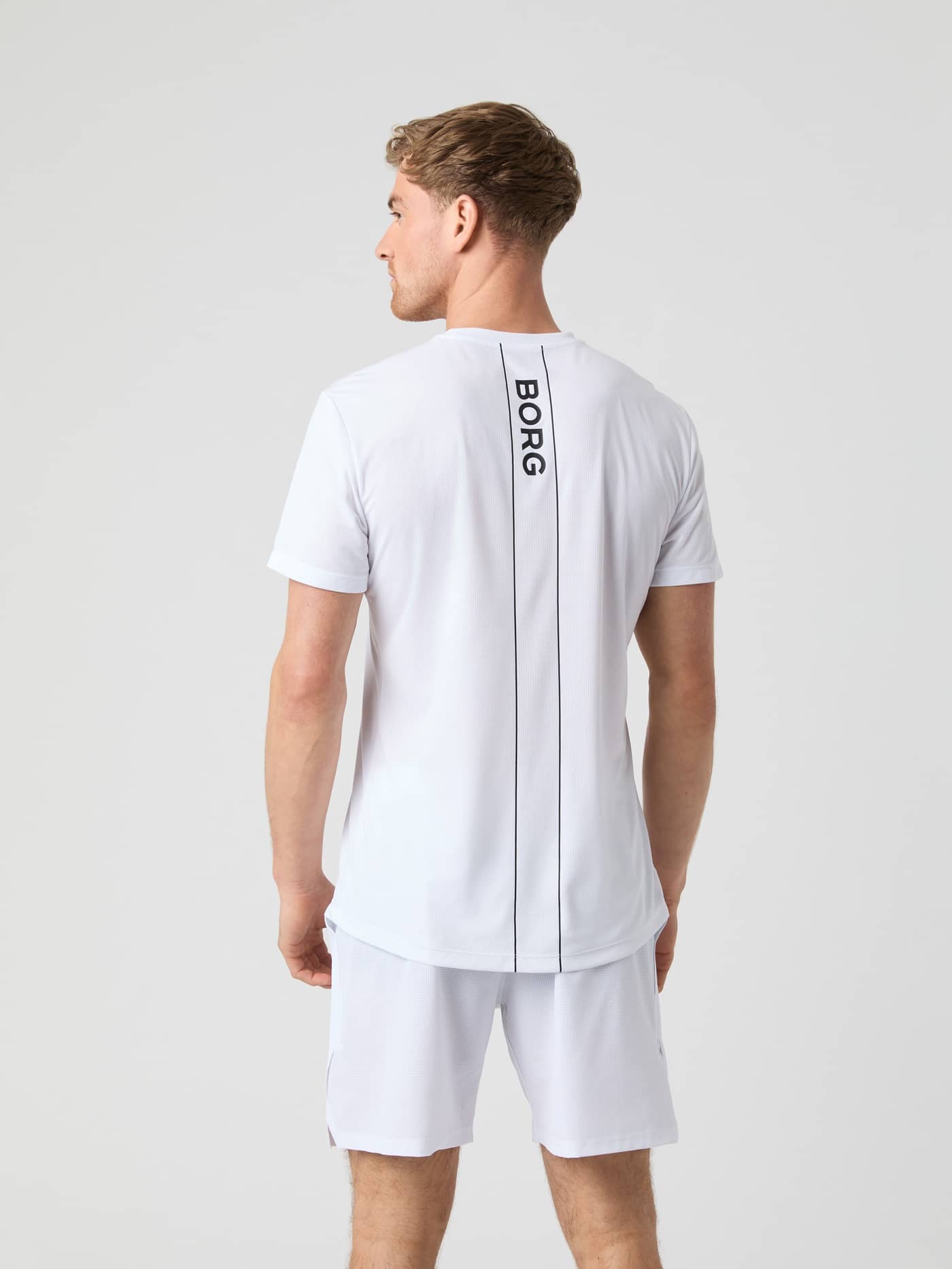 Ace Light T-Shirt i Brilliant White (Hvid) set bagfra med et vertikalt Borg-logo, ideel til tennis. - Image 2
