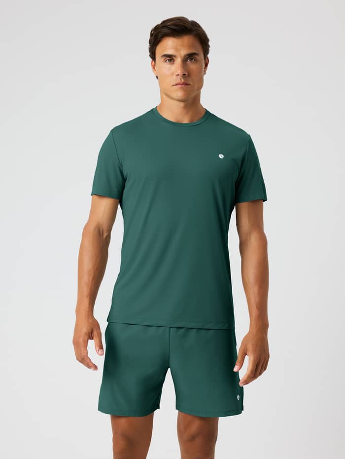 Vue de face d'un modèle en Ace Light T-Shirt Mallard Green (Vert) pour le tennis avec un logo blanc.