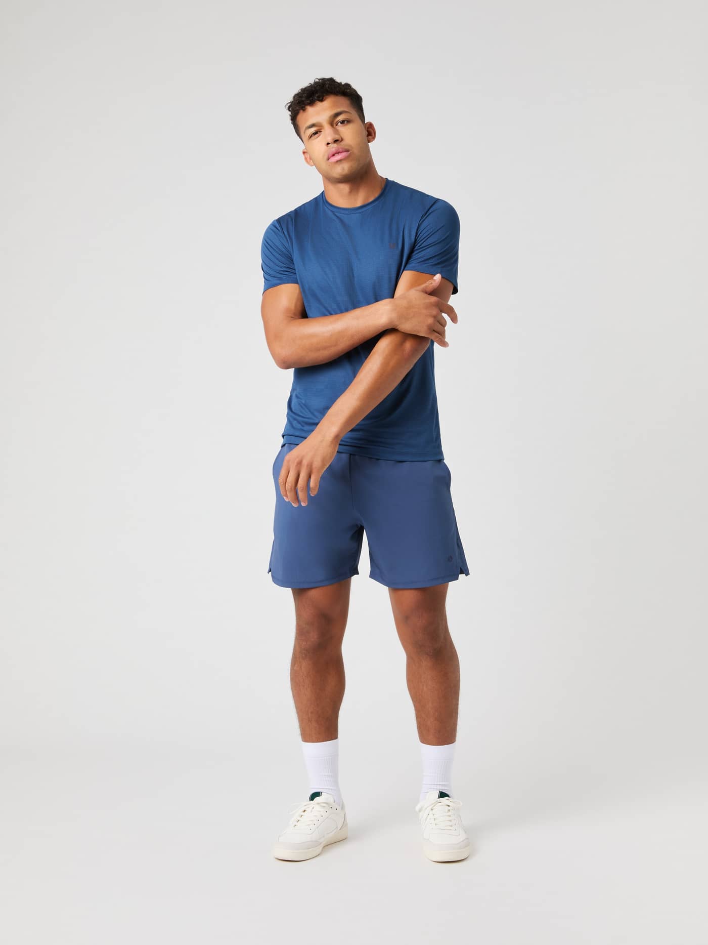 Männliches Model im Björn Borg Ace Light T-Shirt und passenden Shorts in Sargasso Sea (Blau) für Performance beim Tennis. - Image 3
