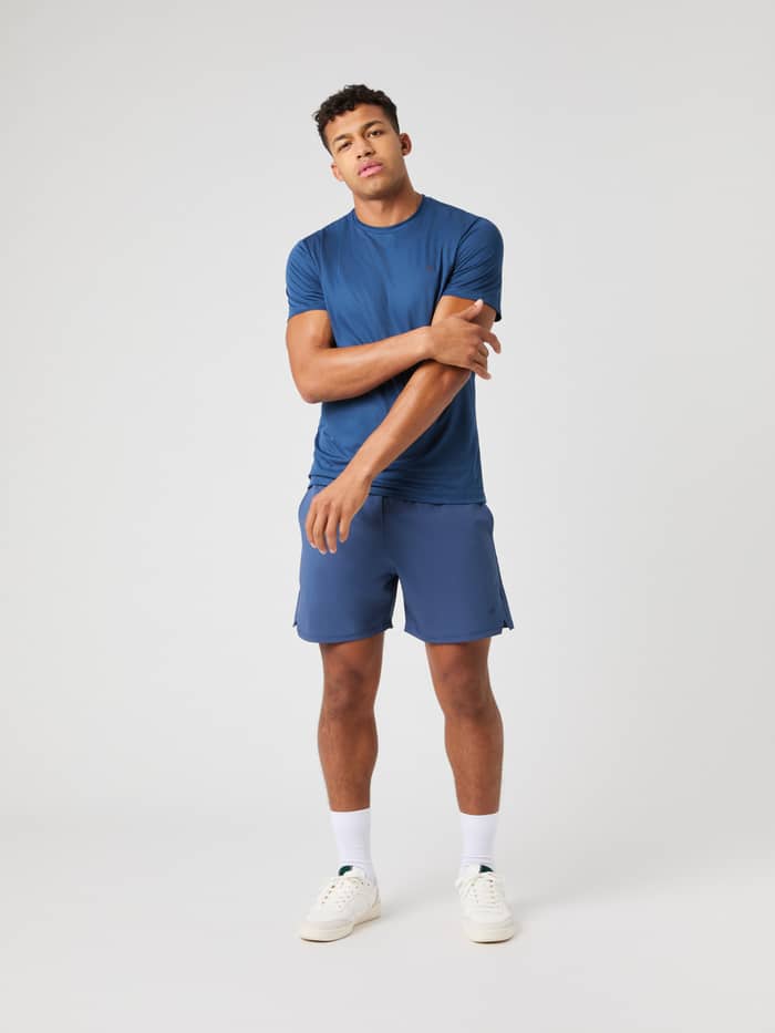 Mandlig model i Ace Light T-Shirt og matchende shorts i Sargasso Sea (Blå), ideel til stil og funktion til tennis. - Image 3
