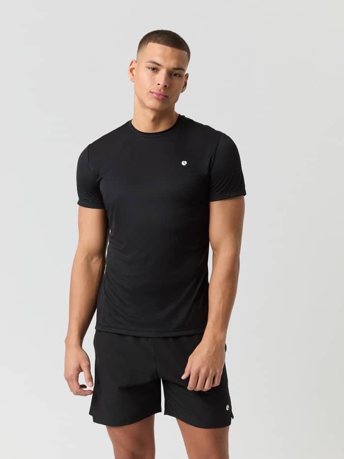 Ace Light T-Shirt in Black Beauty (Zwart) in vooraanzicht, een ademend herenshirt voor optimale tennisprestaties.