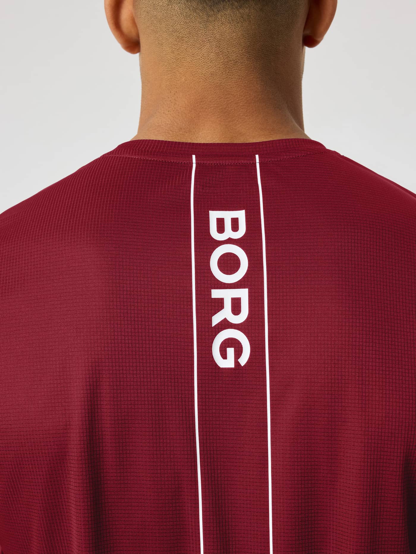Rückansicht des Ace Light T-Shirt in Cabernet (Rot) mit weißem BORG Logo-Streifen für Tennis. - Image 5