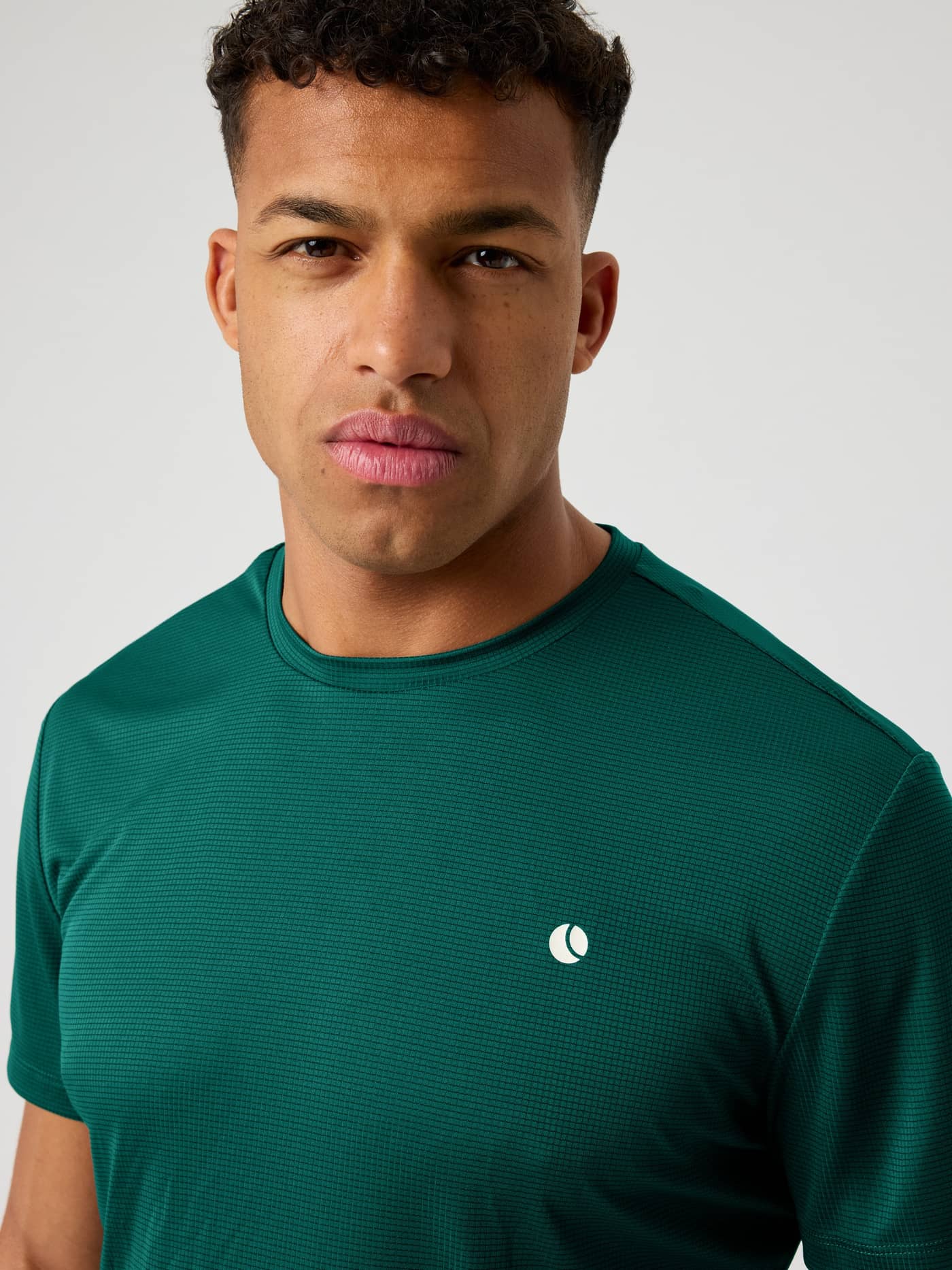 Primer plano de la Ace Light T-Shirt en Posy Green (Verde) de tejido transpirable para rendir al máximo en tenis. - Image 5