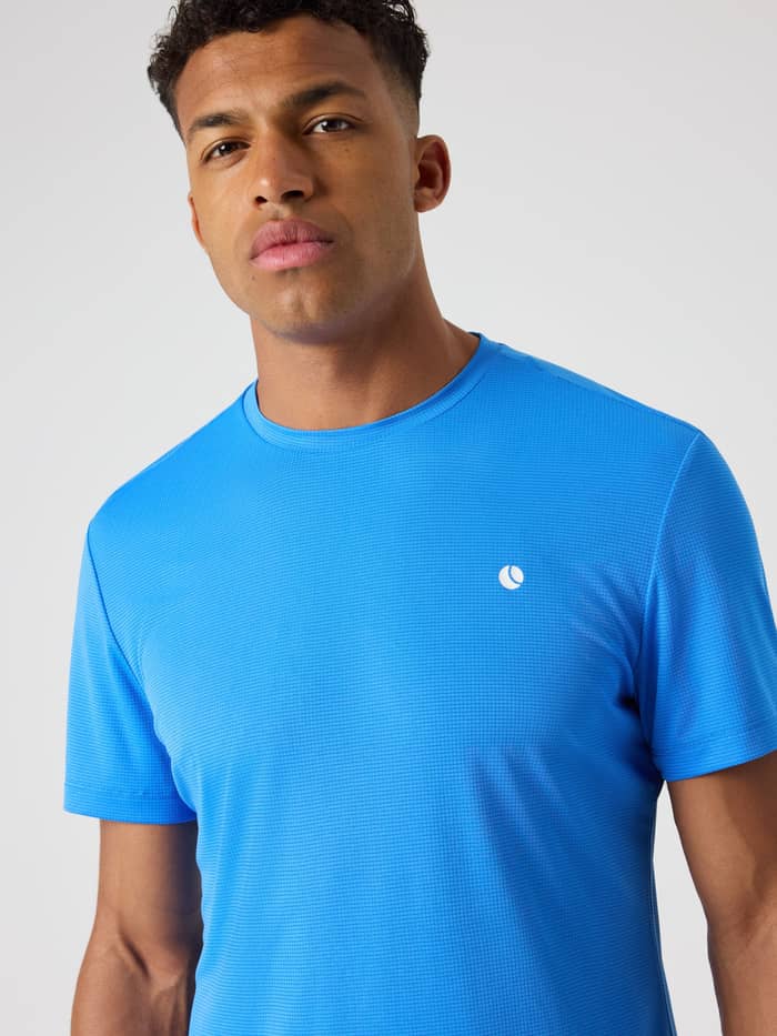 Vorderansicht eines Mannes im Björn Borg Ace Light T-Shirt in Palace Blue (Blau), ein atmungsaktives Tennis-Performance-Top. - Image 4