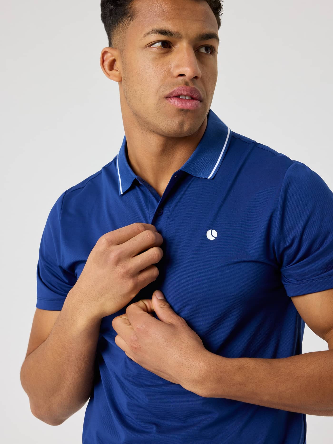 Björn Borg Ace Polo Shirt i Blue Depths (Blå) med en vit tennisbollslogotyp, perfekt för prestation på tennisbanan. - Image 4