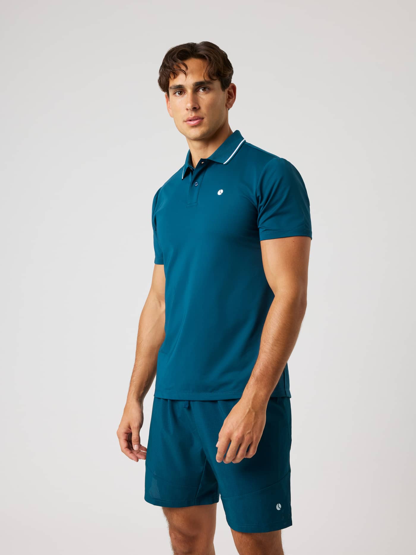 Vue de face de l'Ace Polo Shirt en Reflecting Pond (Vert) avec col rayé et logo blanc pour le tennis. - Image 1