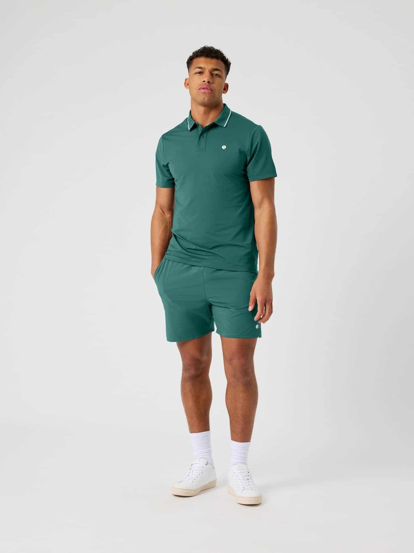 Ganzkörper-Vorderansicht des Björn Borg Ace Polo Shirt in Mallard Green (Grün) für Tennis und Bewegung. - Image 3