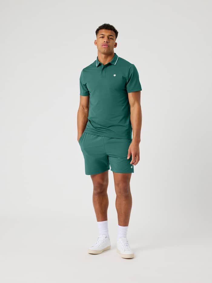 Vue de face d'un modèle portant le Ace Polo Shirt en Mallard Green (Vert) pour le tennis et le mouvement. - Image 3
