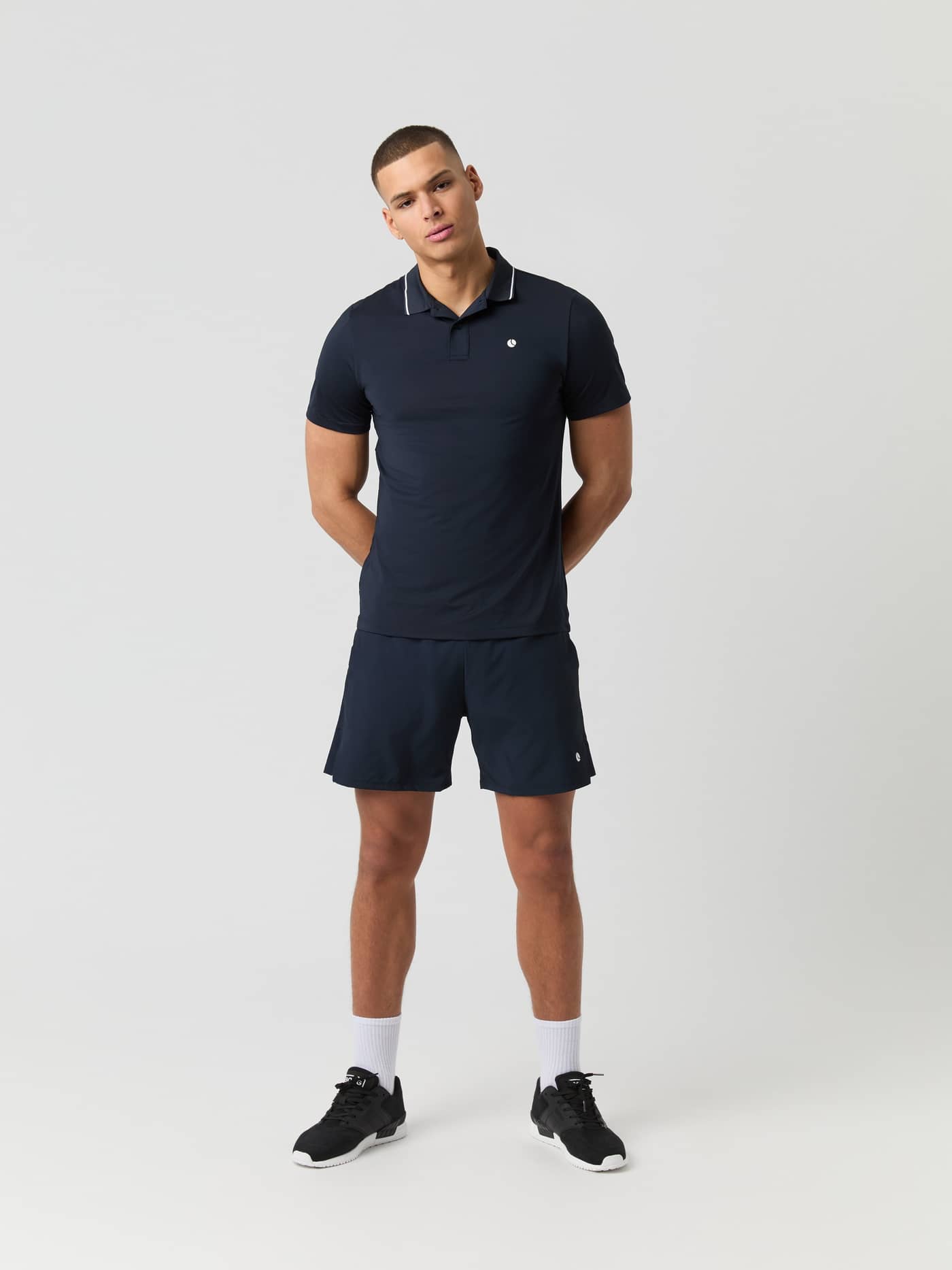 Modell framifrån i Ace Polo Shirt i Night sky (Blå) för herrar med matchande shorts, perfekt för tennis. - Image 3