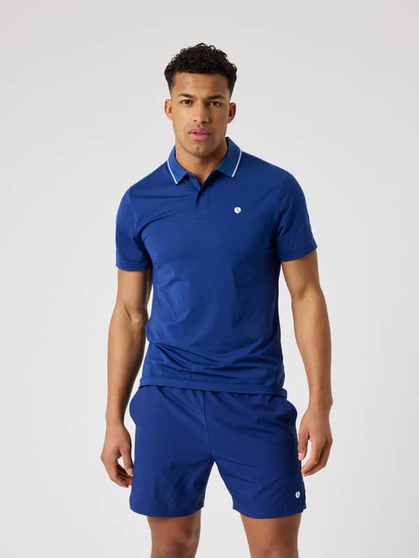 Ace Polo Shirt i Blue Depths (Blå) för herr sedd framifrån, en stilren och ventilerande piké för tennis.