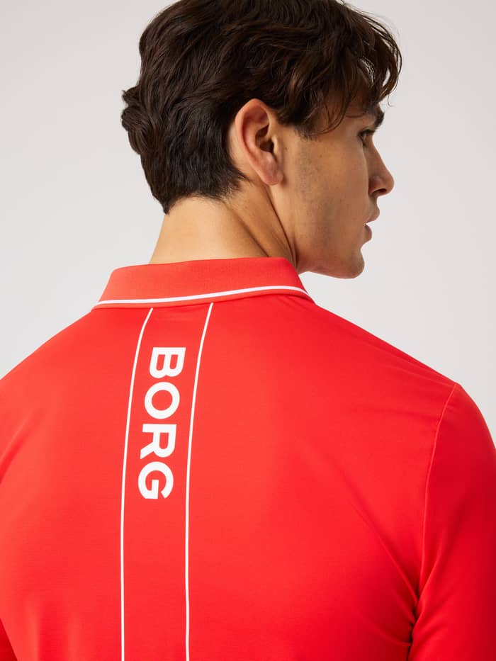 Vue arrière de l'Ace Polo Shirt en Flame Scarlet (Rouge) pour le tennis avec logo Borg vertical blanc au dos. - Image 5