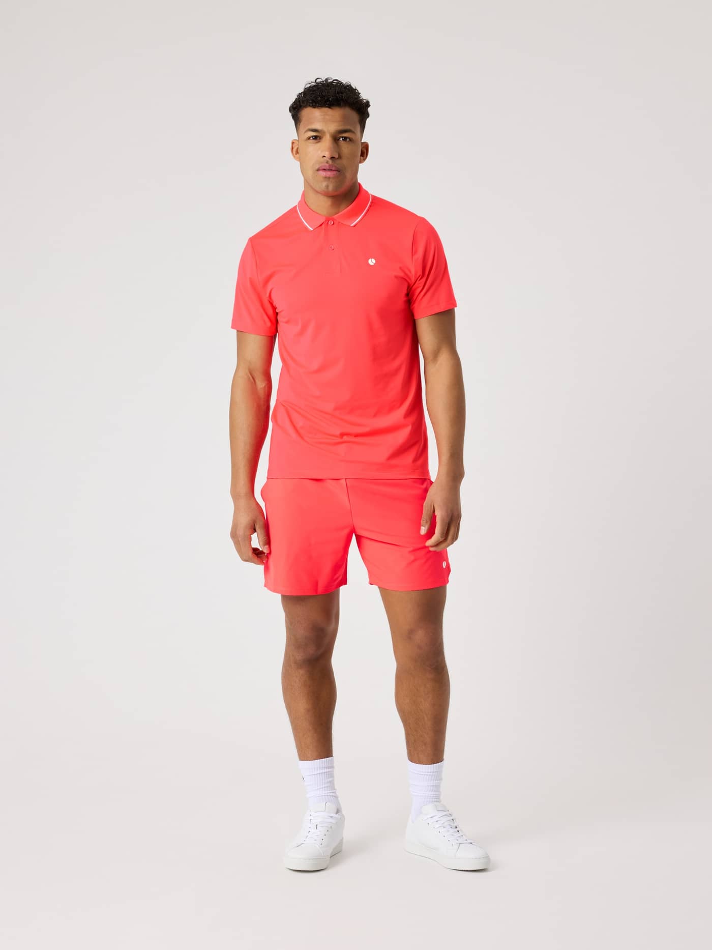 Ace Polo Shirt i Diva Pink (Lyserød) set forfra med hvidt logo, ideel til performance på tennisbanen. - Image 3