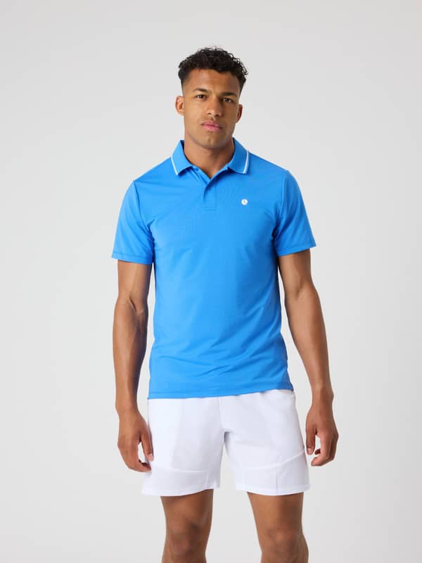 Vue de face d'un homme portant le Ace Polo Shirt en Palace Blue (Bleu), un haut de tennis performant au logo blanc.