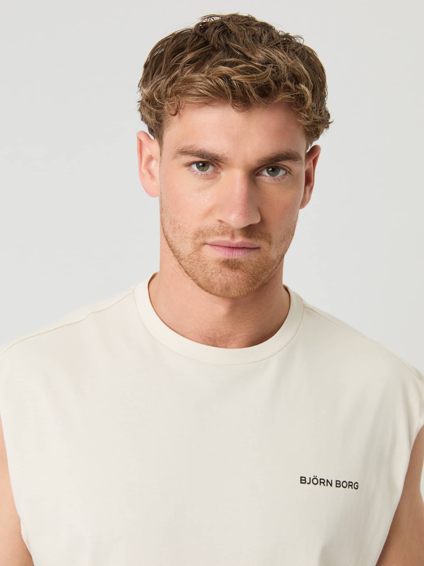 Gros plan de face d'un homme portant le Borg Gym Sleeveless T-Shirt en Birch (Blanc) pour l'entraînement. - Image 5