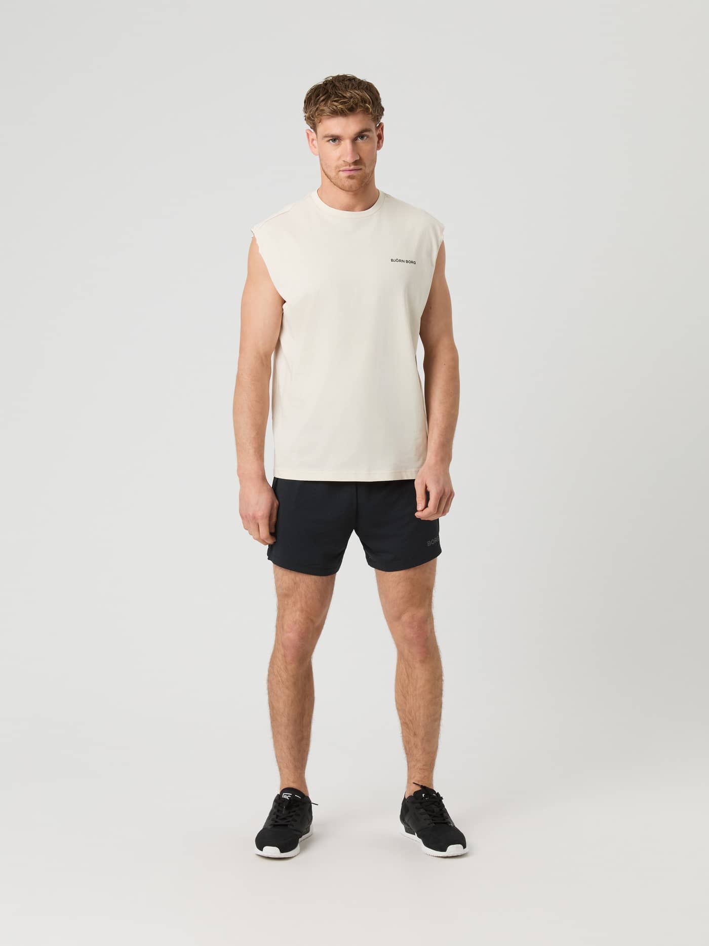Vue de face d'un homme portant le Borg Gym Sleeveless T-Shirt Birch (Blanc), idéal pour l'entraînement. - Image 3