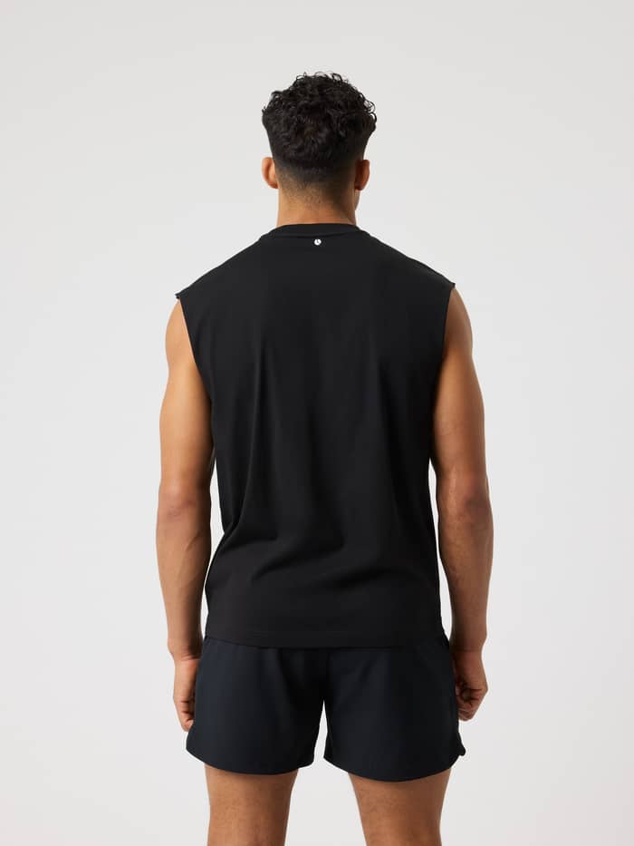 Borg Gym Sleeveless T-Shirt i Black Beauty (Sort) set bagfra med en løs pasform og et hvidt logo til træning.