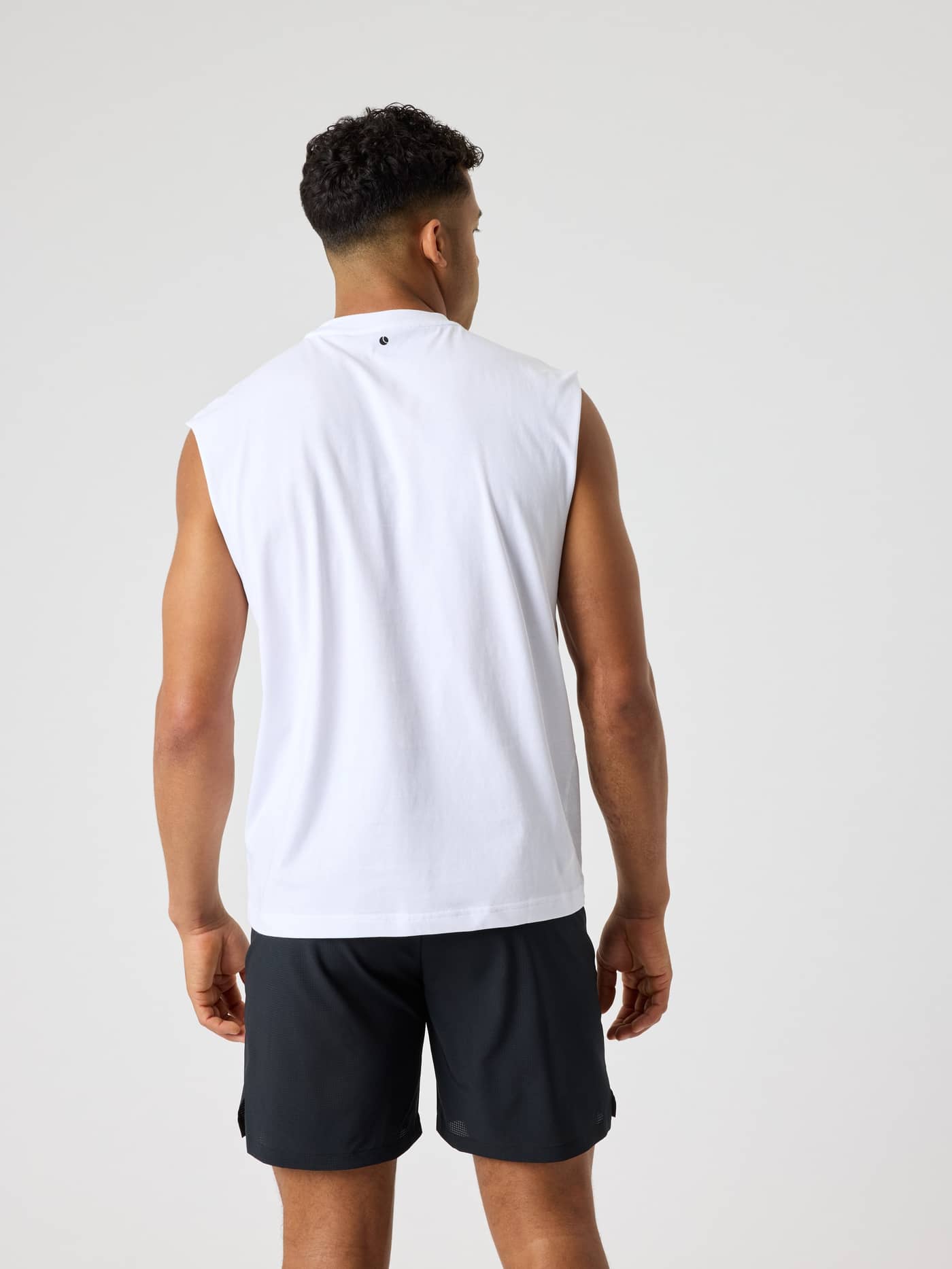 Rückansicht eines Mannes im Borg Gym Sleeveless T-Shirt in Brilliant White (Weiß) für maximale Training-Performance. - Image 2