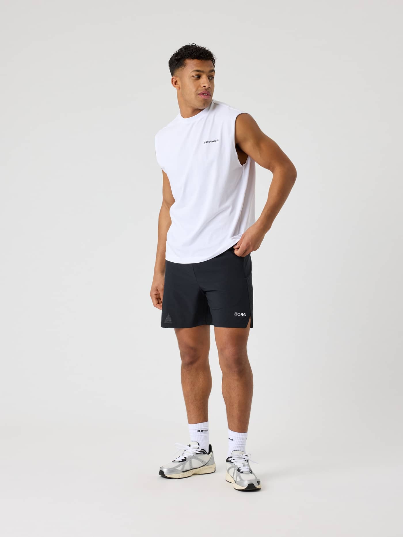 Vorderansicht: Mann im oversized Borg Gym Sleeveless T-Shirt in Brilliant White (Weiß) für Training mit schwarzem Logo. - Image 3