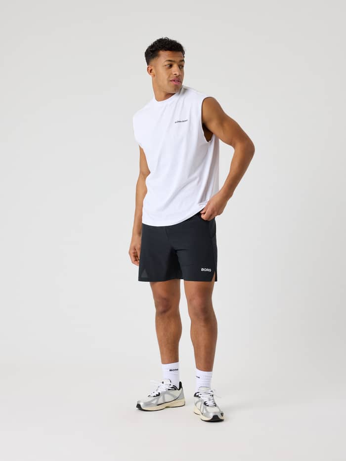 Vorderansicht: Mann im oversized Borg Gym Sleeveless T-Shirt in Brilliant White (Weiß) für Training mit schwarzem Logo. - Image 3